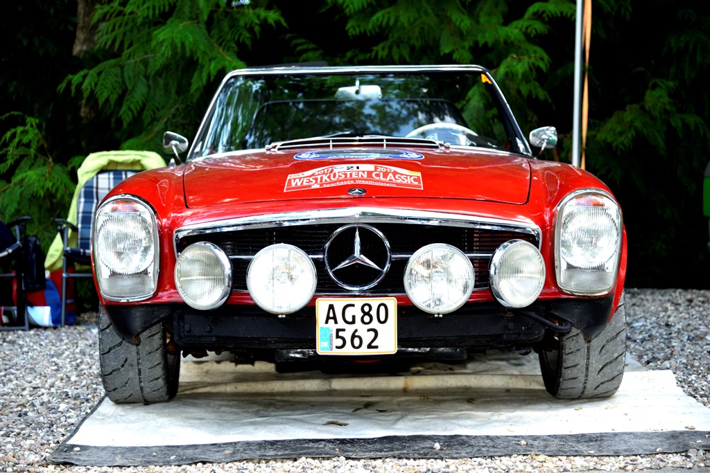 Mercedes-Benz 230 SL kaldes også pagoden på grund af dens særlige tagform. En bil, der handles til op mod en million kroner og ofte står poleret i en aflåst garage. Per Hjort fra Mariager bruger sin til motorløb, og han er blandt de faste deltagere i Munkebjerg Hillclimb.
(Foto: Intercom)